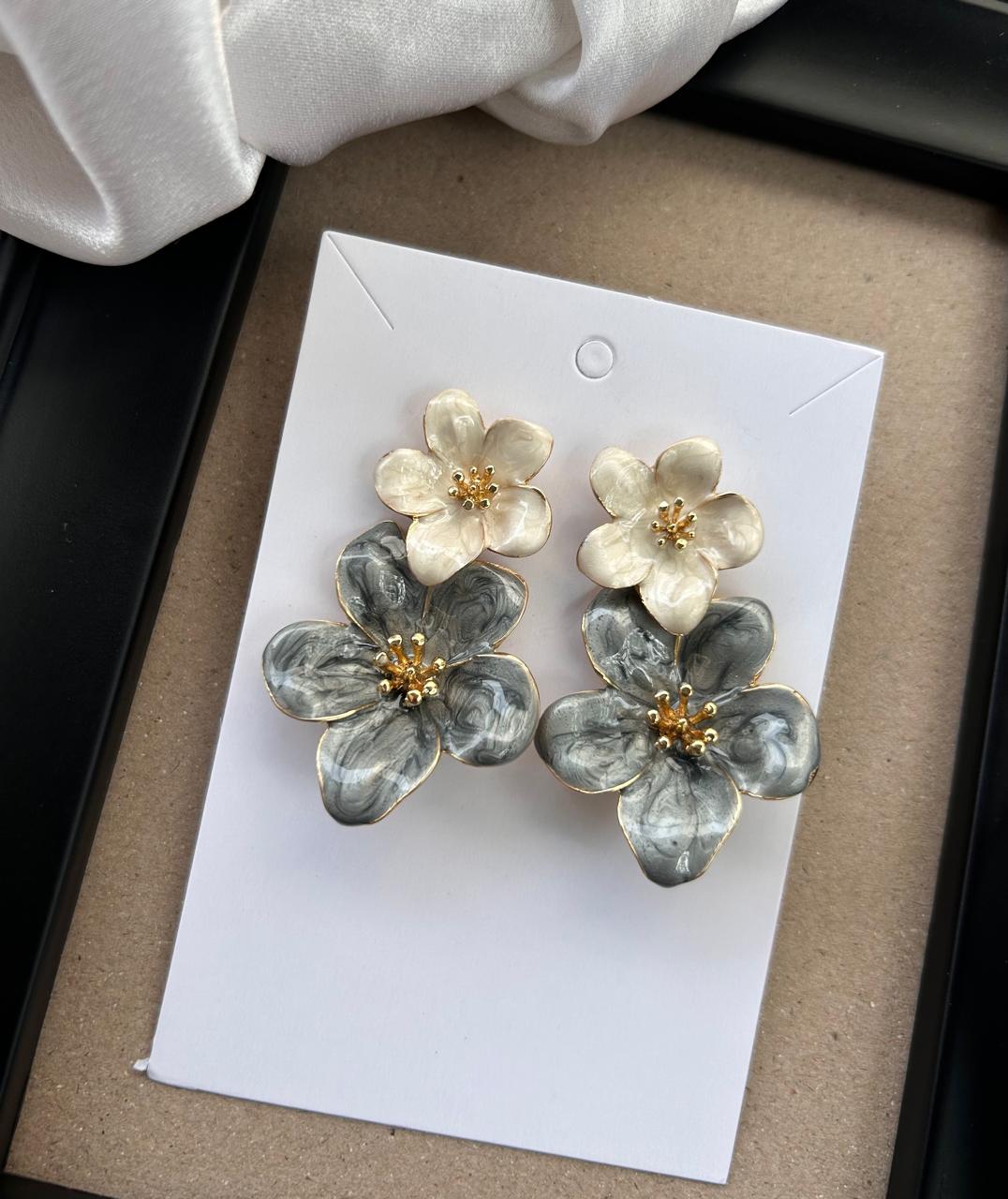 Bloom Pop Earrings Grey
