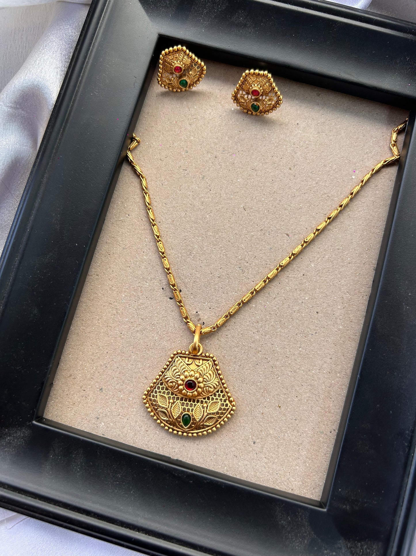 Aarvi Antique Pendant Set